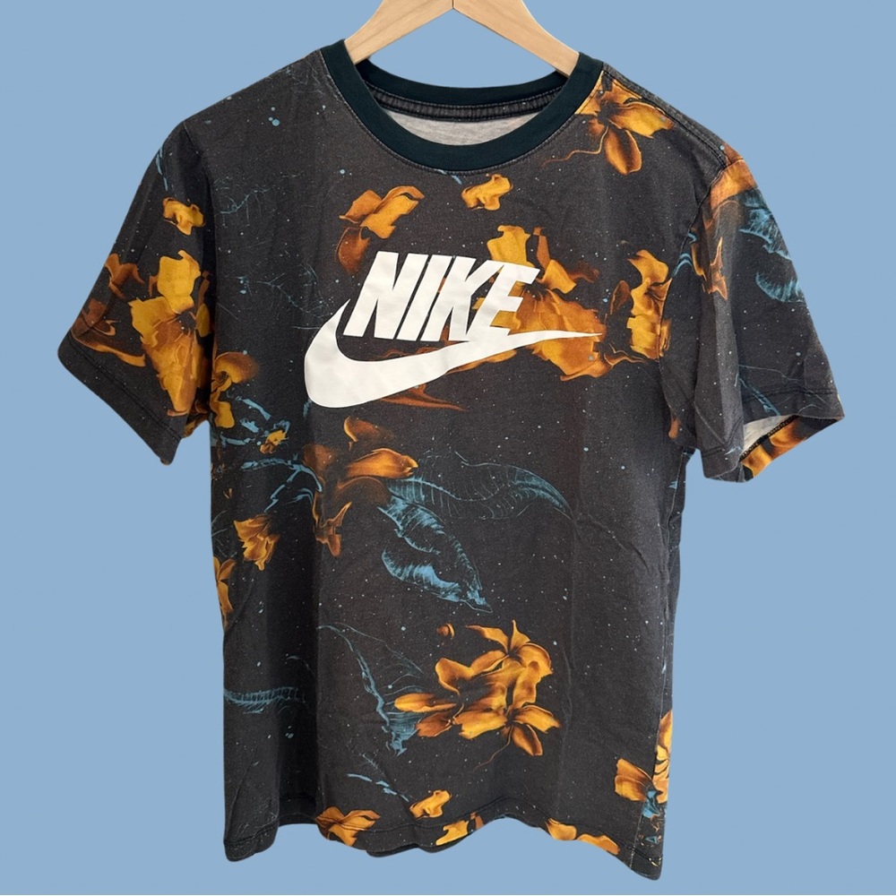 The Nike Tee Men’s Size Small Super Soft Tshirt. Black, Blue, and Orange.